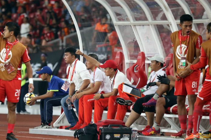      Suasana bangku cadangan Persija saat menjamu Home United pada leg kedua semifinal Zona ASEAN Piala AFC 2018 di SUGBK, Senayan, Jakarta Pusat, 15 Mei 2018.      