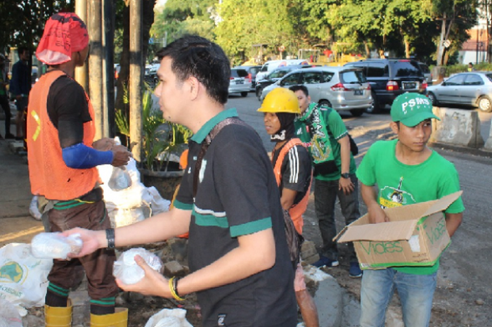 Suporter PSMS Medan yang tergabung dalam SMeCK Hooligan Jabodetabek menggelar acara bagi-bagi takjil kepada pengguna jalan, Jumat (1/6/2018)