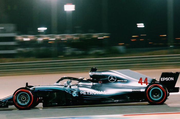 Aksi pebalap Mercedes, Lewis Hamilton, pada saat menjalani sesi latihan GP Bahrain yang digelar Jumat (6/4/2018).