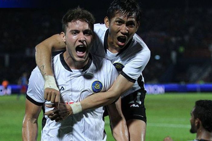 Luapan kegembiraan striker Pahang FA, Patrick Cruz (depan) seusai membobol tiga kali gawang Johor Darul Takzim pada perempat final Piala FA Malaysia 2018 di Stadion Larkin, Jumat (20/4/2018).