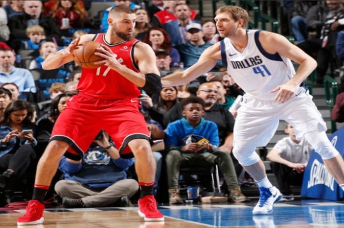 Pemain kawakan Dallas Mavericks, Dirk Nowitzki (jersey putih #41) menjadi penyumbang poin terbanyak bagi Maverick kala bertandang menghadapi Golden State Warriors di Oracle Arena, Sabtu (23/3/2019).