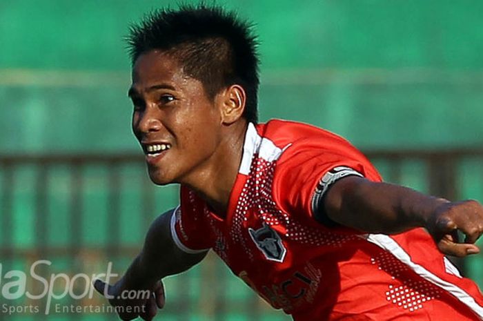 Benny Ashar (Madura FC) merayakan gol ke gawang Persiwa Wamena.