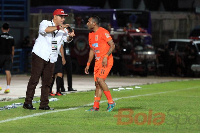 Pelatih Borneo FC, Iwan Setiawan (kiri), memberikan instruksi kepada Titus Bonay (kanan), pada laga 