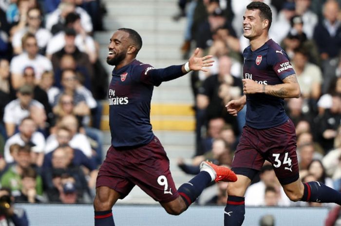 Penyerang Arsenal, Alexandre Lacazette, melakukan selebrasi setelah mencetak gol ke gawang Fulham pada laga lanjutan Liga Inggris di Stadion Craven Cottage, Minggu (7/10/2018) malam WIB.