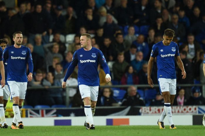 Striker Everton, Wayne Rooney (tengah), bersama rekan-rekannya tampak lesu setelah gawangnya berhasil dibobol oleh Apollon Limassol dalam lanjutan Grup E Liga Europa 2017-2018 di Stadion Goodison Park, Liverpool, Inggris, pada Kamis (28/9/2017).