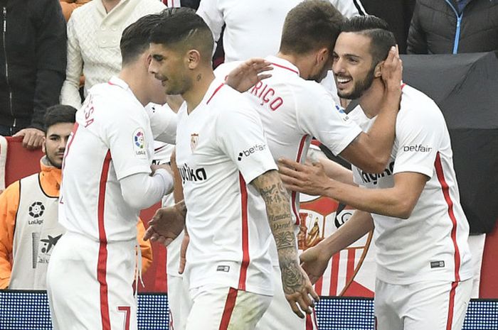 Para pemain Sevilla merayakan gol Pablo Sarabia ke gawang Girona pada pertandingan La Liga Spanyol, Minggu (16/12/2018). 