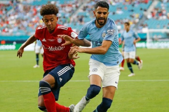 Chris Richards mengawal Riyad Mahrez pada laga Bayern Muenchen vs Manchester City di Stadion Hard Rock, Miami, 28 Juli 2018. 