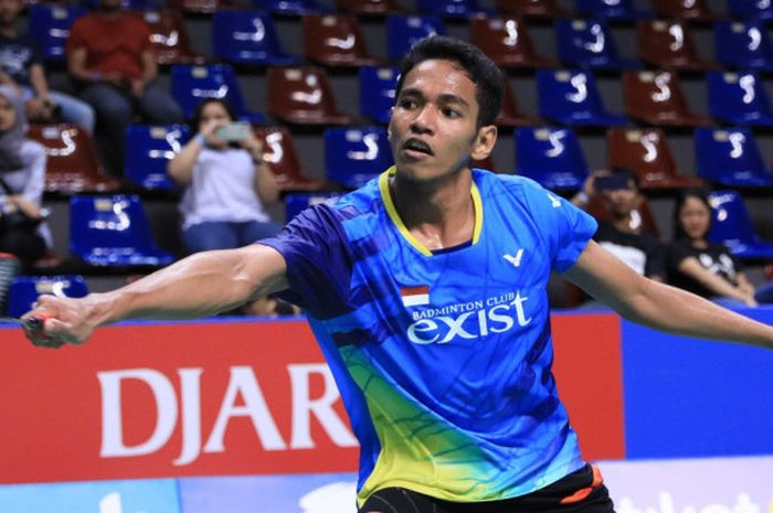 Pebulu tangkis tunggal putra PB Exist Jakarta, Chico Aura Dwi Wardoyo, saat menjalani laga melawan wakil PB Jaya Raya Jakarta, Krishna Adi Nugraha, pada partai kedua semifinal Kejurnas PBSI 2018 di Britama Arena Mahaka Square, Kelapa Gading, Jakarta Utara, Jumat (21/12/2018).