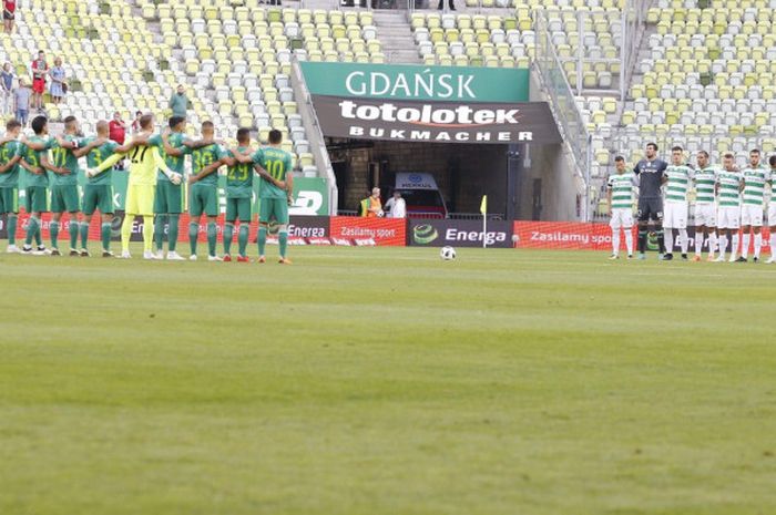 Skuat Slask Wroclaw (kiri, kaus hijau) dan skuat Lechia Gdansk (kanan, kaus hijau-putih) sebelum laga antara keduanya di PGE Arena dalam lanjutan Liga Ekstraklasa, Jumat (27/7/2018).