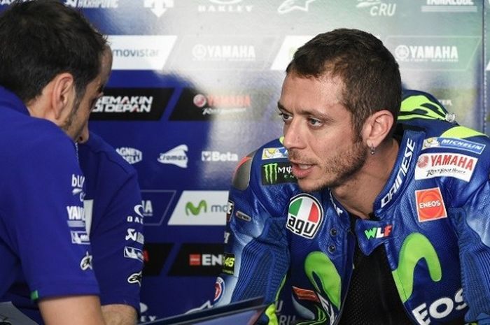 Pebalap Movistar Yamaha, Valentino Rossi, sedang berbicara dengan tim pada hari pertama tes pramusim MotoGP 2017 di Sirkuit Sepang, Malaysia, Rabu (1/2/2017).