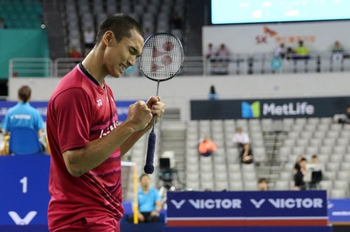 Pebulu tangkis tunggal putra Indonesia, Jonatan Christie, melakukan selebrasi setelah mengalahkan Wang Tzu Wei (Taiwan) dengan 21-13, 21-17, pada semifinal Korea Terbuka yang berlangsung di SK Handball Stadium, Sabtu (16/9/2017).