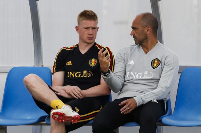 Pelatih Belgia, Roberto Martinez (kanan) dan gelandang Kevin De Bruyne berbincang saat latihan di Park Arena, Sochi, Rusia, pada 16 Juni 2018.