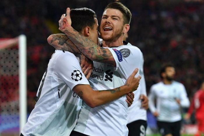 Gelandang Liverpool FC, Philippe Coutinho (kiri), dirangkul bek Alberto Moreno setelah sukses mencetak gol ke gawang Spartak Moskva dalam laga Grup E Liga CHampions 2017-2018 di Stadion Otkrytie Arena, Selasa (26/9/2017)atau Rabu dini hari WIB.