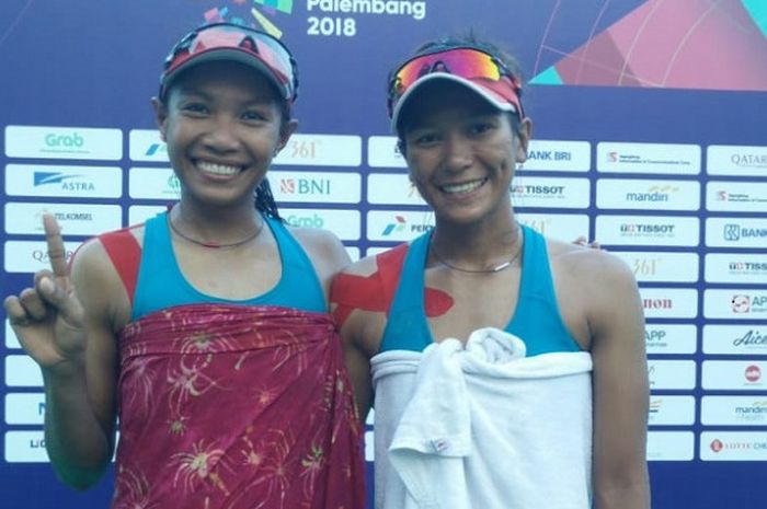 Tim bola voli putri Indonesia, Dhita Juliana/Putu Dini jasita, berpose seusai menjalani laga babak perdelapan final Asian Games 2018 di Jakabaring Sport City, Palembang, Jumat (24/8/2018).