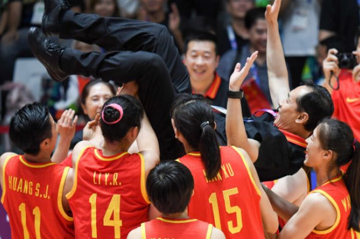 Pelatih China, Xu limin, diangkat oleh para pemain setelah mengalahkan Korea di perebutan mendali perunggu Asian Games ke 18 di Hall Basket Senayan, Jakarta Sabtu (1/9/2018).