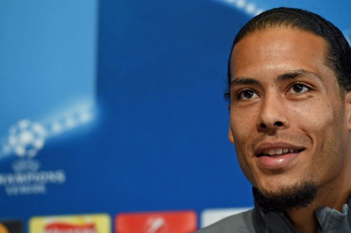 Bek Liverpool FC, Virgil van Dijk, berbicara dalam konferensi pers di City Football Acedemy, Manchester, Inggris pada 9 April 2018.