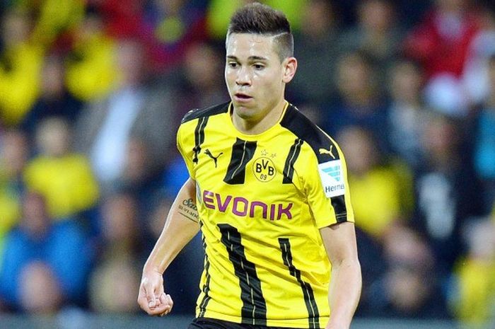 Aksi bek kiri Dortmund, Raphael Guerreiro, dalam laga uji coba melawan Sunderland di Stadion Cashpoint Arena, Altach, Austria, pada 5 Agustus 2016.