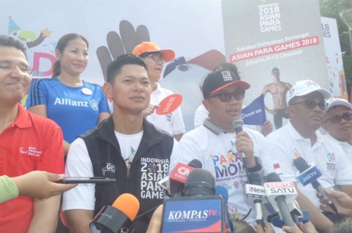 Menteri Pemuda dan Olahraga Republik Indonesia (Menpora RI) Imam Nahrawi, berbicara pada sela acara parade Asian Para Games 2018 di Monumen Nasional, Jakarta, Minggu (23/9/2018).