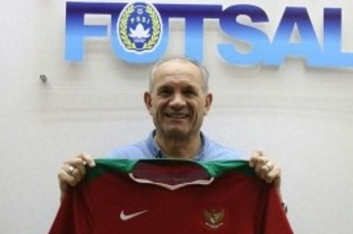 Victor Hermans saat diperkenalkan sebagai pelatih baru timnas futsal Indonesia.