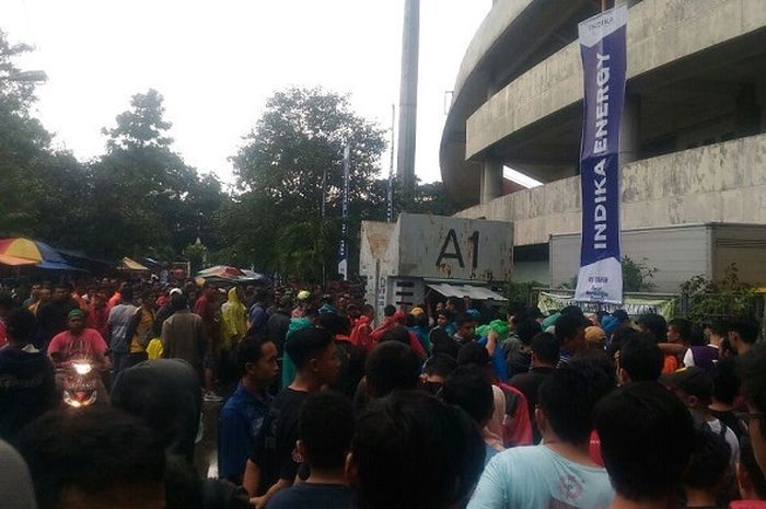 Pemandangan antrian tiket sebelum laga PSMS Medan versus Persija Jakarta di Stadion Manahan, Solo, (20/2/2018).