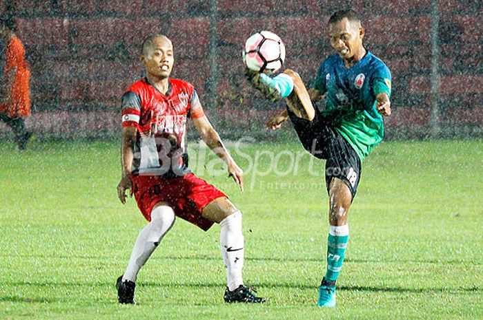 Pemain Blitar United, Agus Priyanto (merah) berebut bola dengan pemain Persik Kendal, Firdaus Janwar, dalam laga final Liga 3 di Stadion Gelora Bumi Kartini, Jepara, Minggu (17/12/2017).