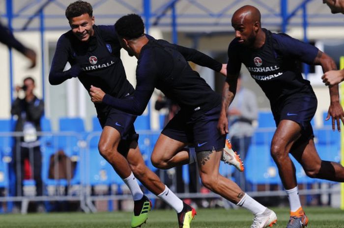 Gelandang Dele Alli (kiri) tampak ceria dalam sesi latihan terbaru timnas Inggris di Rusia pada Sabtu (23/6/2018) pagi. 