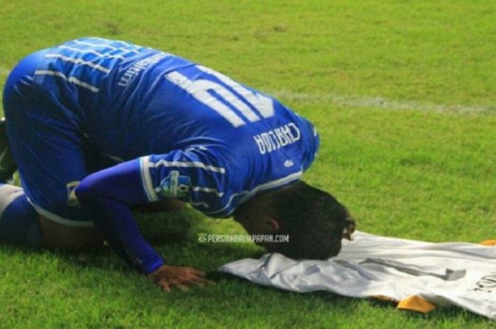 Pemain Persiba Balikpapan, Bijahil Chalwa saat merayakan golnya ke gawang Bali United dengan sujud syukur di jersey Choirul Huda