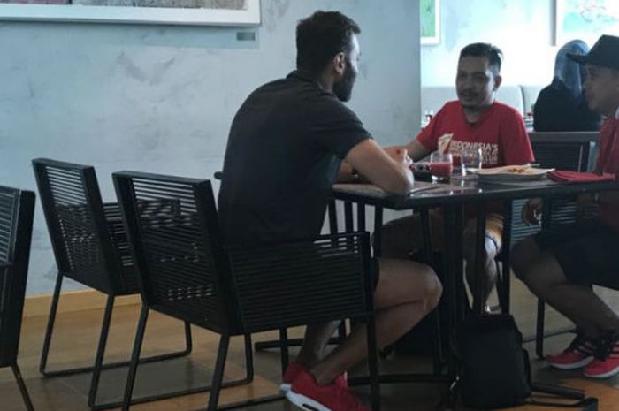 Satrio (tengah) menjadi suporter VIP pada LFC World Jakarta dan mendapatkan kesempatan sarapan bareng Patrik Berger di Hotel Pullman, Sabtu (10/3/2018). 