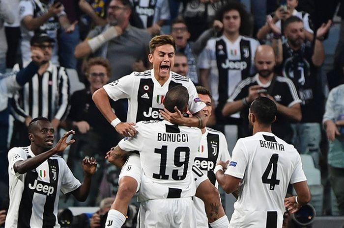  Penyerang Juventus, Paulo Dybala (tengah), merayakan gol yang dicetak ke gawang Young Boys dalam laga Grup H Liga Champions di Juventus Stadium, Turin, Italia pada 2 Oktober 2018. 