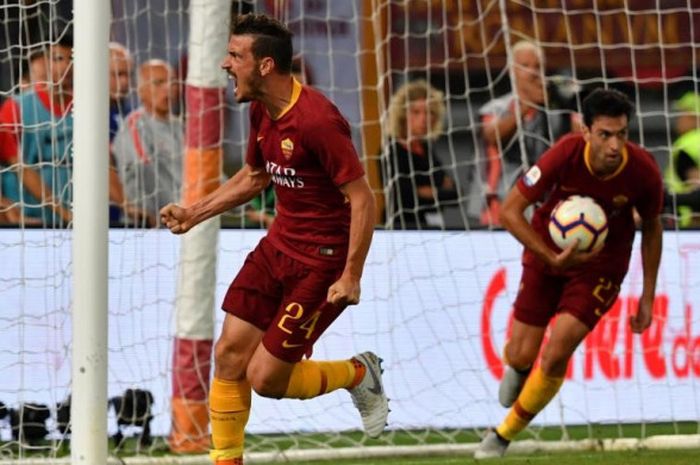 Alessandro Florenzi (kiri) merayakan gol AS Roma ke gawang Atalanta dalam partai Liga Italia di Stadion Olimpico Roma, 27 Agustus 2018.