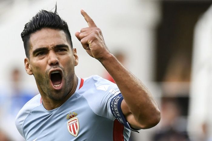 Striker AS Monaco, Radamel Falcao, merayakan gol yang dia cetak ke gawang Dijon dalam laga Liga Prancis di Stadion Gaston Gerard, Dijon, pada 13 Agustus 2017.  