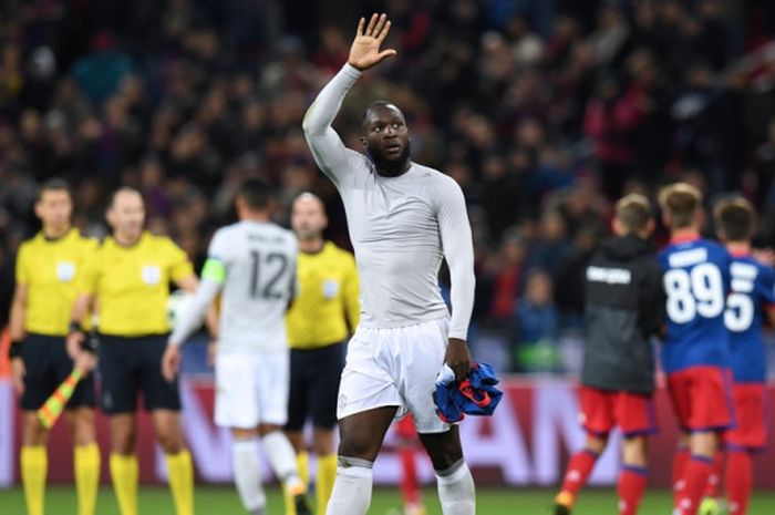 Striker Manchester United, Romelu Lukaku, menyapa penggemar seusai laga Grup A Liga Champions kontra CSKA Moskva di Stadion CSKA Moskva, Moscow, pada 27 September 2017.