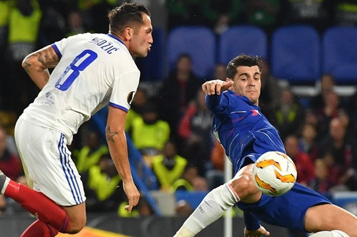 Penyerang Chelsea, Alvaro Morata (kanan), bersiap melepaskan tendangan dalam laga Grup L Liga Europa melawan Vidi di Stadion Stamford Bridge, London, Inggris pada 4 Oktober 2018.