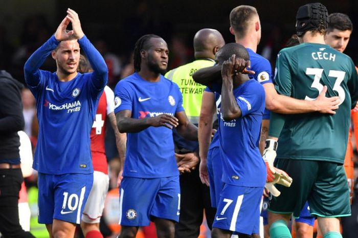 Pemain Chelsea, Eden Hazard (kiri), bertepuk tangan untuk penggemar seusai laga Liga Inggris kontra Arsenal di Stadion Stamford Bridge, London, pada 17 September 2017.