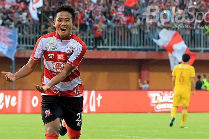 Gelandang Madura United, Bayu Gatra, melakukan selebrasi seusai mencetak gol ke gawang Sriwijaya FC pada pekan ketiga Liga 1 di Stadion Gelora Ratu Pamellingan Pamekasan, Jawa Timur Sabtu (07/04/2018) sore.