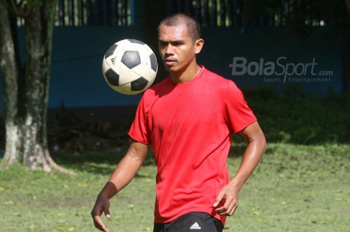 Ricardo Salampessy, bek Persipura saat berlatih di Lapangan PLTD Waena, Jayapura, Papua, pada Kamis (14/12). 