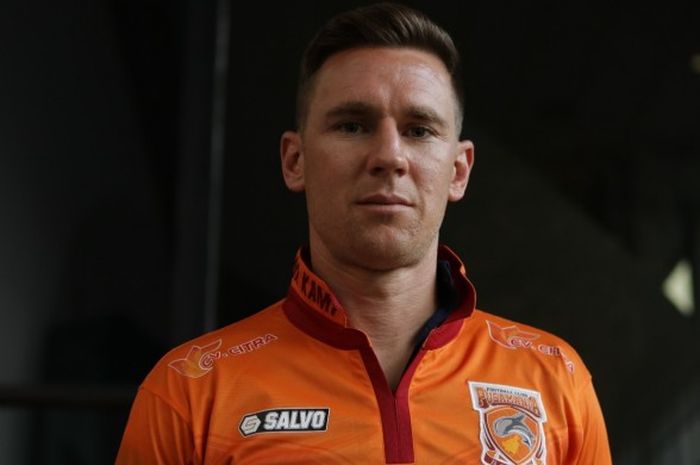 Striker asal Selandia, Shane Smeltz, menjalani sesi perkenalan sebagai pemain baru Pusamania Borneo FC (PBFC) di Hotel Atlet Century, Jakarta, Selasa (11/4/2017).