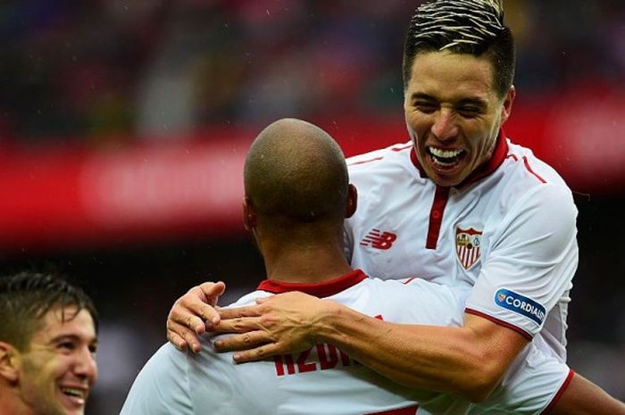 Gelandang Sevilla, Samir Nasri (atas), merayakan gol yang dicetak rekannya, Steven N'Zonzi, untuk Sevilla ke gawang Atletico Madrid dalam partai La Liga di Ramon Sanchez Pizjuan, 23 Oktober 2016.