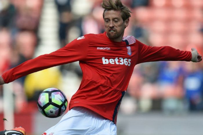 Striker Stoke City, Peter Crouch, dalam laga kontra Hull City di Bet 365 Stadium, 15 April 2017