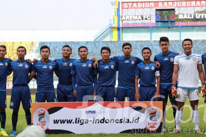 Skuat Arema FC U-19 sebelum berhadapan dengan Bali United di Stadion Kanjuruhan pada 16 September 2017.