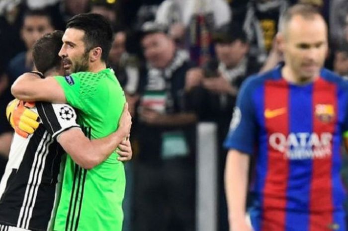 Gianluigi Buffon (hijau) merayakan kemenangan Juventus atas Barcelona pada partai pertama perempat final Liga Champions di Turin, Selasa (11/4/2017).