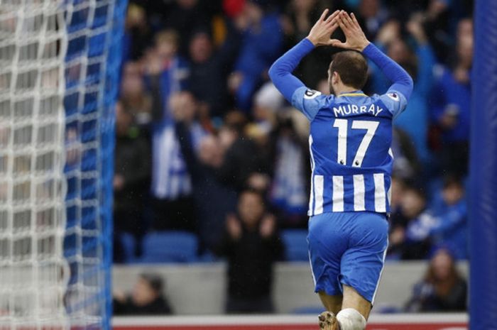 Striker Brighton & Hove Albion, Glenn Murray, merayakan gol yang dia cetak ke gawang Bournemouth dalam laga Liga Inggris di Stadion American Express Community, Brighton, pada 1 Januari 2018.