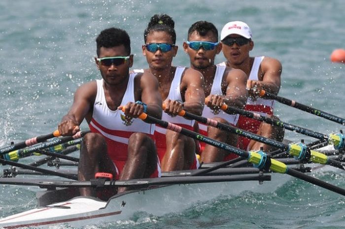 Regu dayung putra Indonesia memacu perahunya pada penyisihan dayung empat putra di Venue Rowing Jakabaring Sport City, Palembang, Sumatera Selatan, Rabu (22/8/2018). 