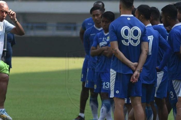 Pelatih Persib Bandung Mario Gomez memberi motivasi kepada para pemainnya dalam sesi latihan di Stadion Batakan, Kota Balikpapan, Kalimantan Timur, Selasa (9/10/2018). Persib akan menjamu Madura United dalam pekan ke-24 Liga 1 2018.