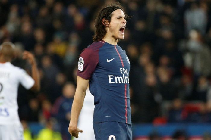 Bomber Paris Saint-Germain, Edinson Cavani, melakukan selebrasi setelah mencetak gol ke gawang RC Strasbourg pada laga lanjutan Liga Prancis di Stadion Parc des Princes, Sabtu (Sabtu 17/2/2018) waktu setempat. 