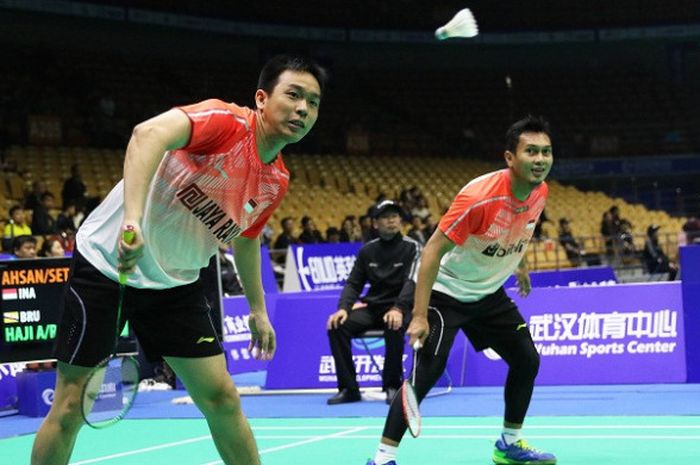 Pasangan ganda putra Indonesia, Mohammad Ahsan (kanan) dan Hendra Setiawan, tampil pada laga kualifikasi Kejuaraan Asia 2018, di Wuhan, China, Selasa (24/4/2018).