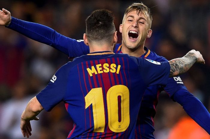 Gelandang Barcelona FC, Gerard Deulofeu, melakukan selebrasi bersama rekan satu timnya, Lionel Messi, setelah mencetak gol pembuka kemenangan atas Malaga di Stadion Camp Nou, Sabtu (21/10/2017) waktu setempat.