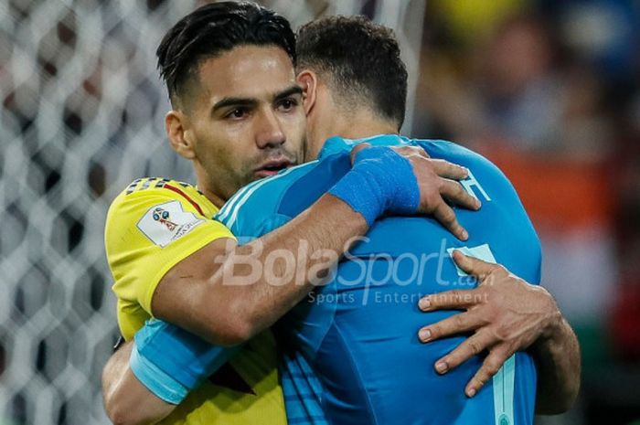 Radamel Falcao (kiri) memeluk David Ospina dalam drama adu penalti kontra Inggris pada duel babak 16 besar Piala Dunia 2018 di Stadion Spartak, Moskow, 3 Juli 2018.