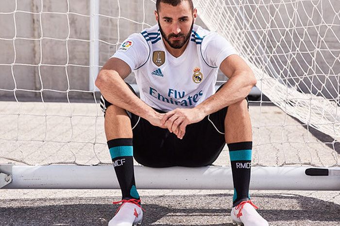 Pemain Real Madrid, Karim Benzema menjadi bintang iklan sepatu Adidas X17. 