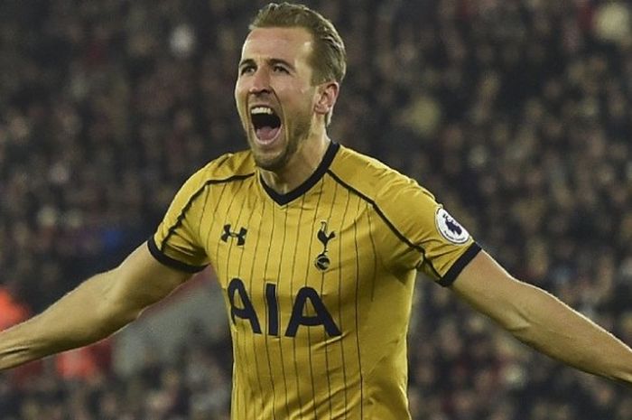 Striker Tottenham Hotspur, Harry Kane, merayakan gol ke gawang Southampton dalam lanjutan Premier League di Stadion St Mary, 28 Desember 2016. 